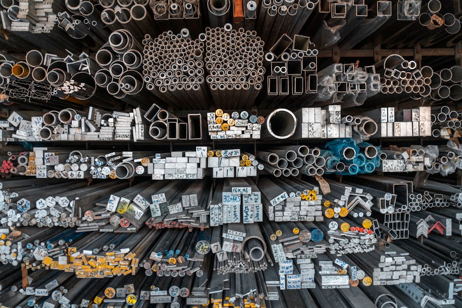 pracownik magazynu sprawdzający dokumentację techniczną rur stalowych